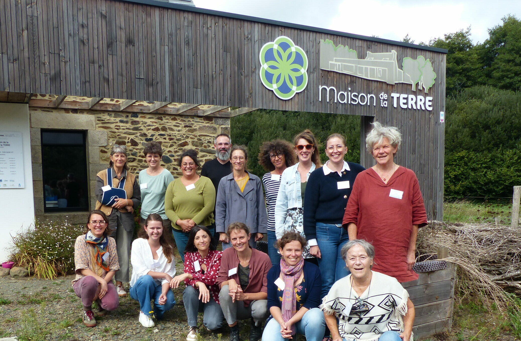 photo des intervenants de la Maison de la Maison de la Terre prise devant le bâtiment.